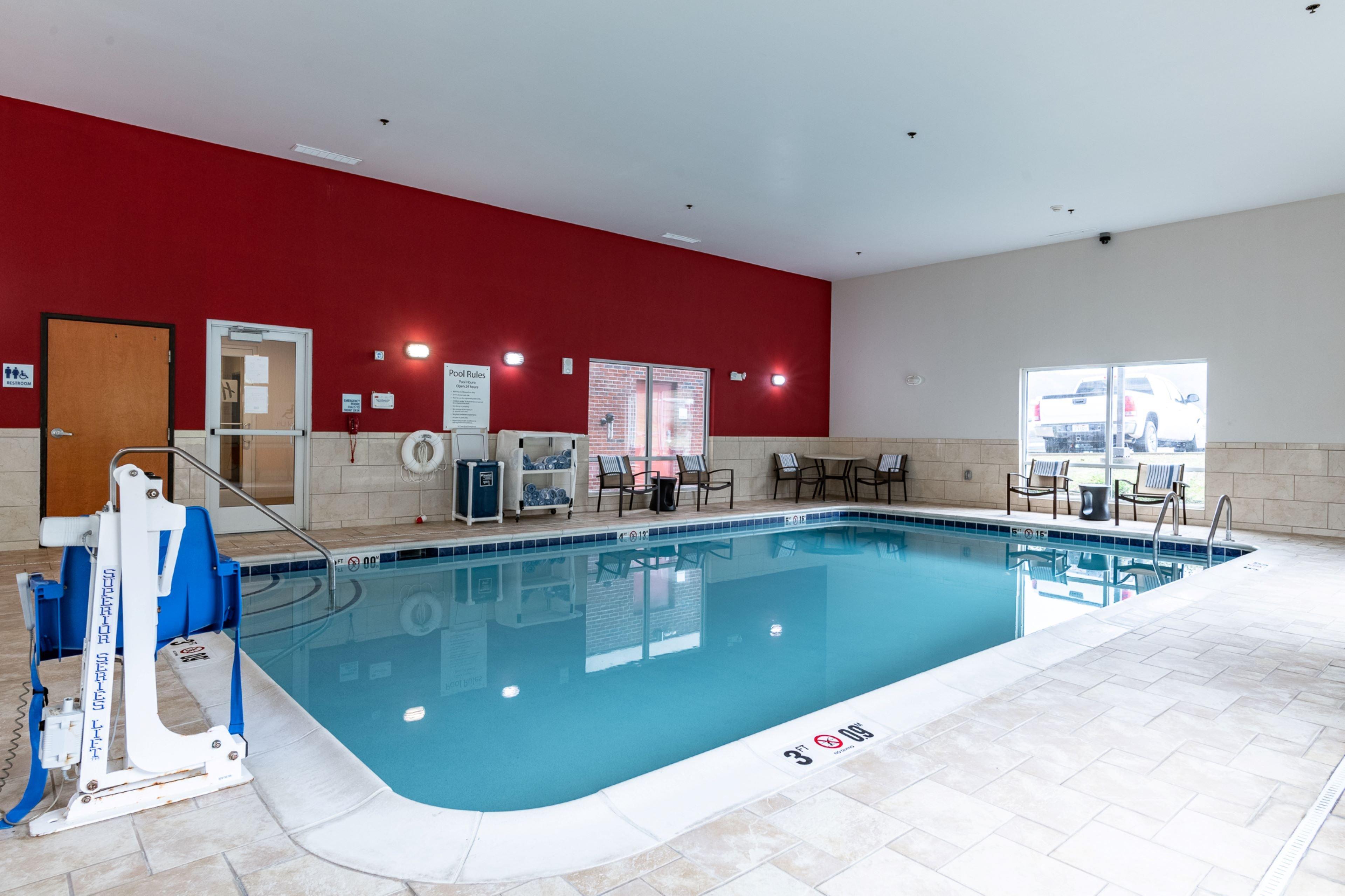 Holiday Inn Express & Suites New Martinsville By Ihg Exterior photo